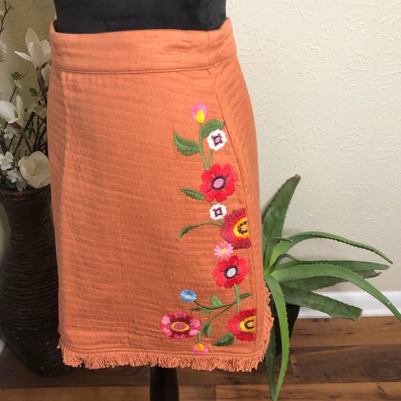 Giani Bini Cotton Floral Embroidered Raw Hem Skirt - Picture 4 of 8